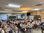 全員で集合写真(講堂で練習します)