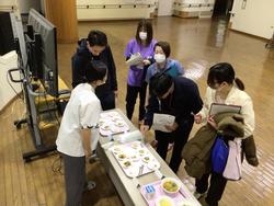 給食をペースト食にしたものをしょうかいしています