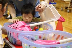 児童が玉を袋に入れているところ