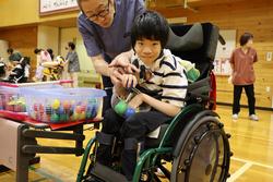 生徒がボウルに玉を入れている所